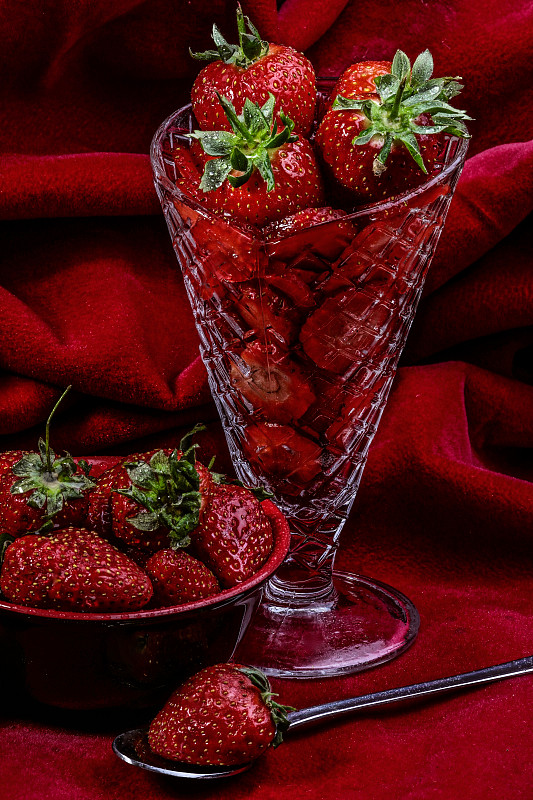 高角度的草莓和饮料桌上，诺斯威奇，英国图片素材