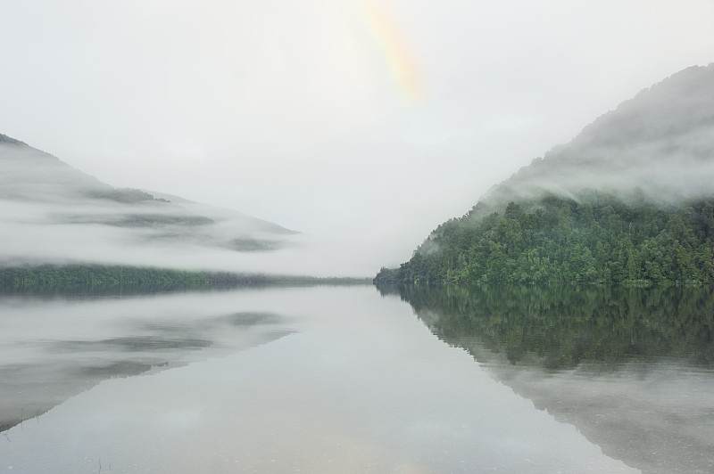 风景湖对天空在雾天气，瓦纳卡，新西兰图片素材