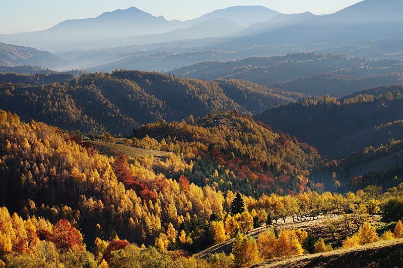 秋天的山对天的风景图片素材