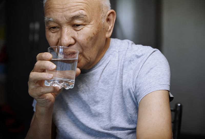 老人饮水的肖像图片下载
