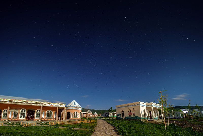 新疆伊犁那拉提民俗风情园夜景星空图片下载