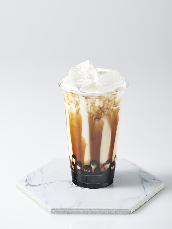 红糖奶茶与木薯珍珠和冰在白色的背景图片下载