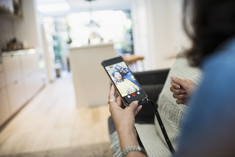 女人在智能手机屏幕上与父母视频聊天图片下载