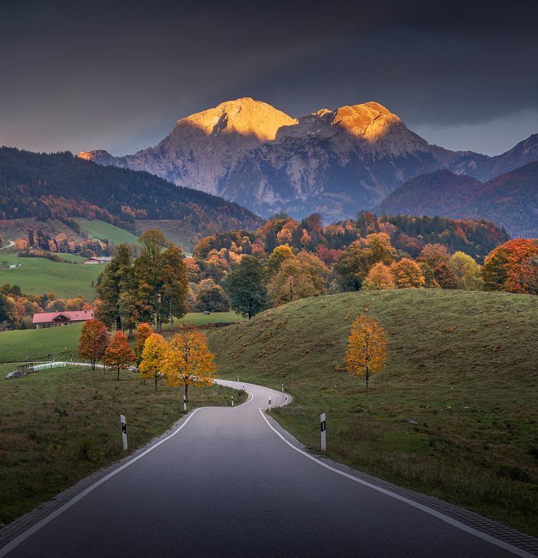 秋天的山对天的风景图片素材