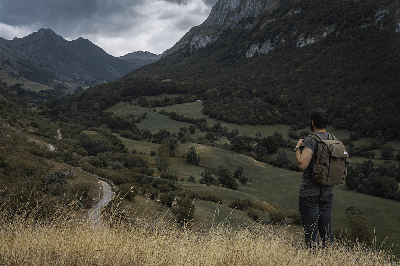 西班牙Pola De Somiedo的《人站在山中的背影》图片下载