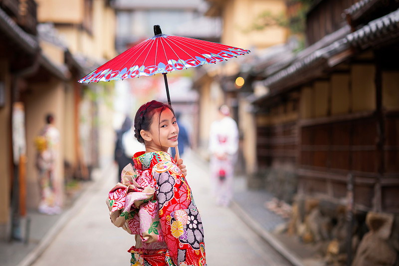 穿着和服撑伞的年轻女子，日本图片下载
