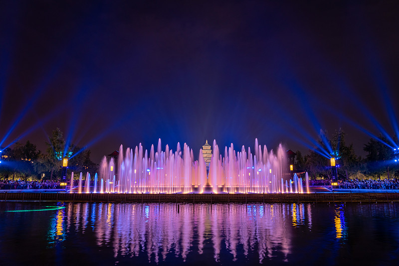 西安大雁塔广场音乐喷泉灯光秀图片素材