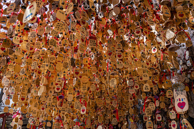 四川省凉山州泸沽湖格姆女神洞前的祈福牌图片素材