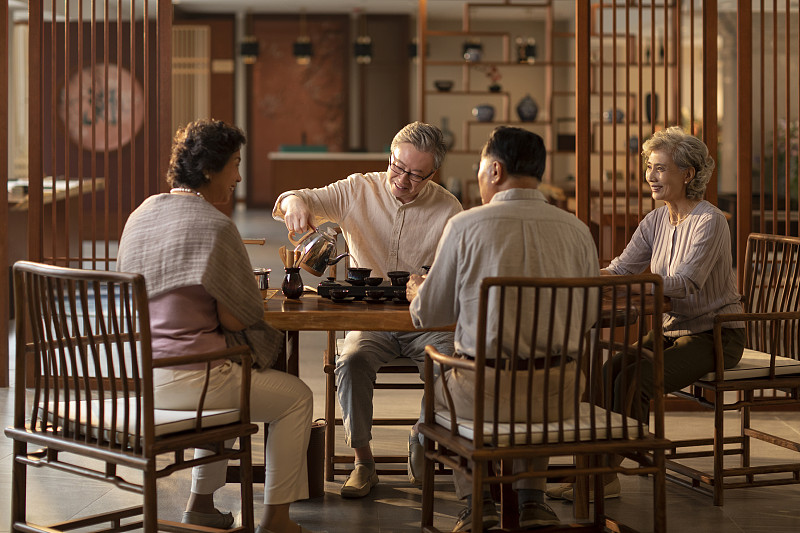 老人们聚在茶馆喝茶聊天图片素材