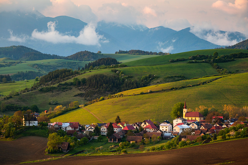 斯洛伐克，田野和房屋对着天空的风景图片素材