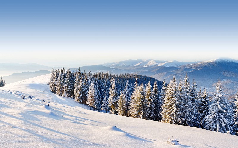 白雪覆盖的山脉映衬着天空的风景图片素材