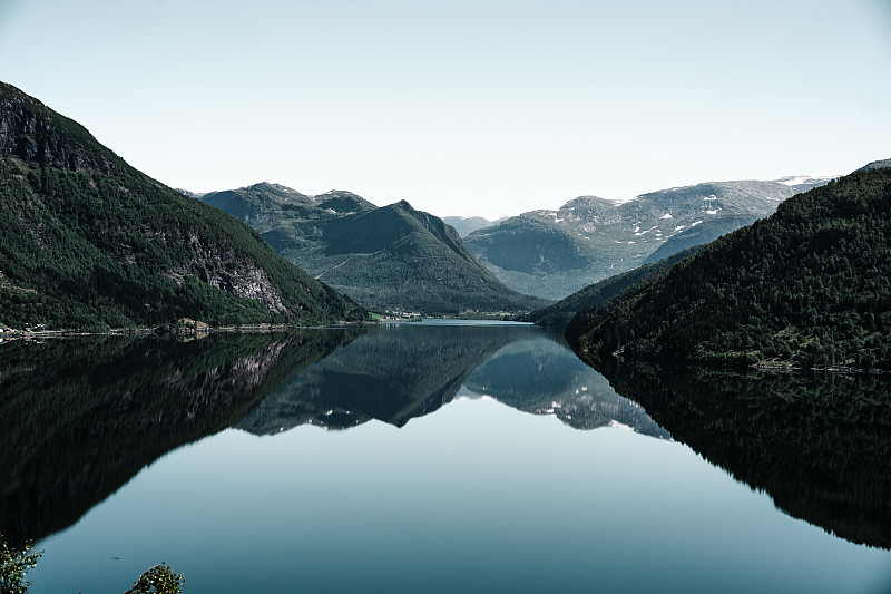 挪威，霍尔，巴斯克鲁德，湖和山在晴朗的天空下的风景图片下载