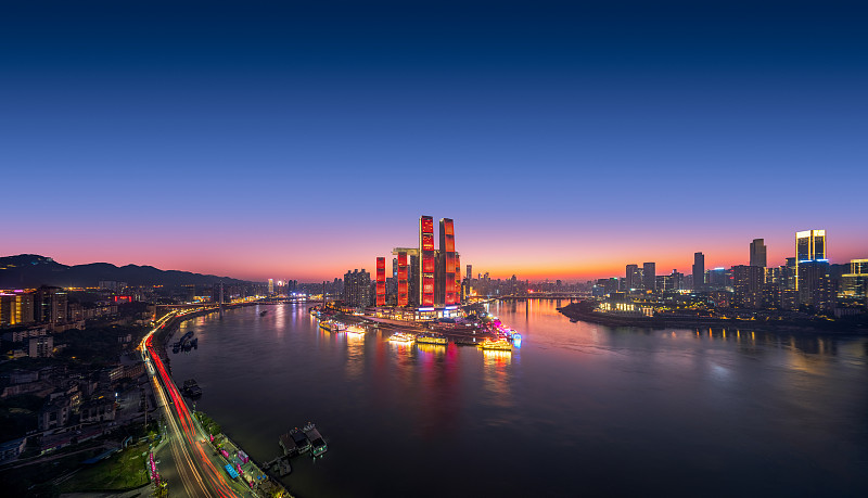 重庆南滨路看渝中半岛和江北嘴日落夜景城市天际线图片素材