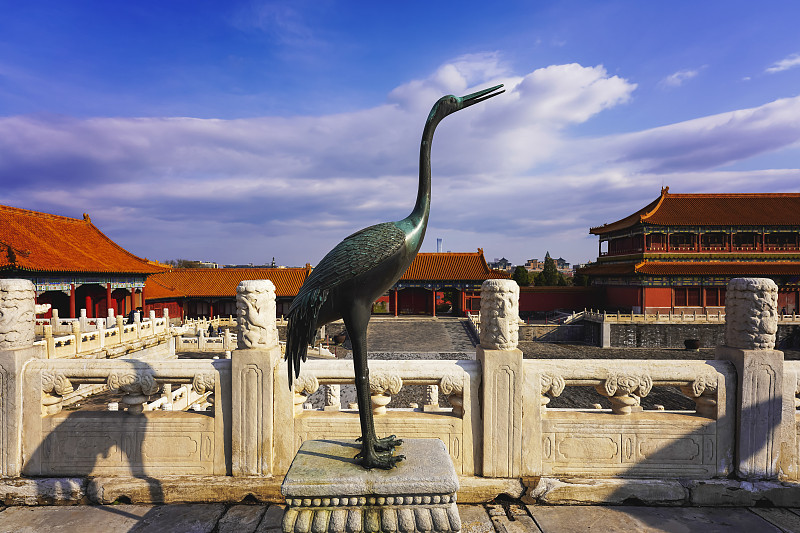 故宫里的铜鹤-与白云的问候图片下载