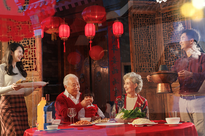 幸福东方家庭准备过年吃的团圆饭图片下载