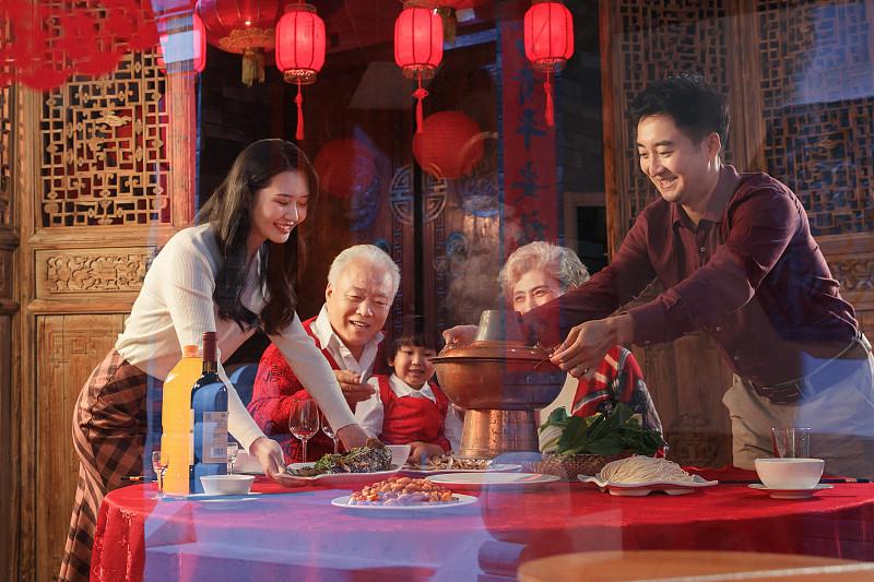 幸福的东方家庭准备过年吃团圆饭图片素材