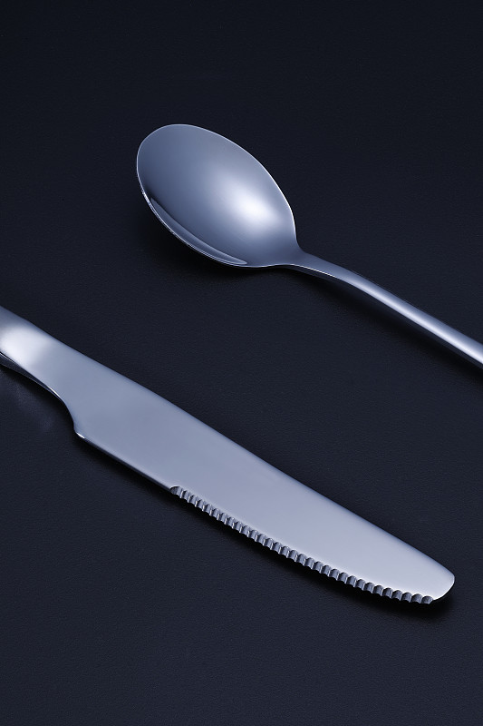 桌上的刀和勺子图片下载