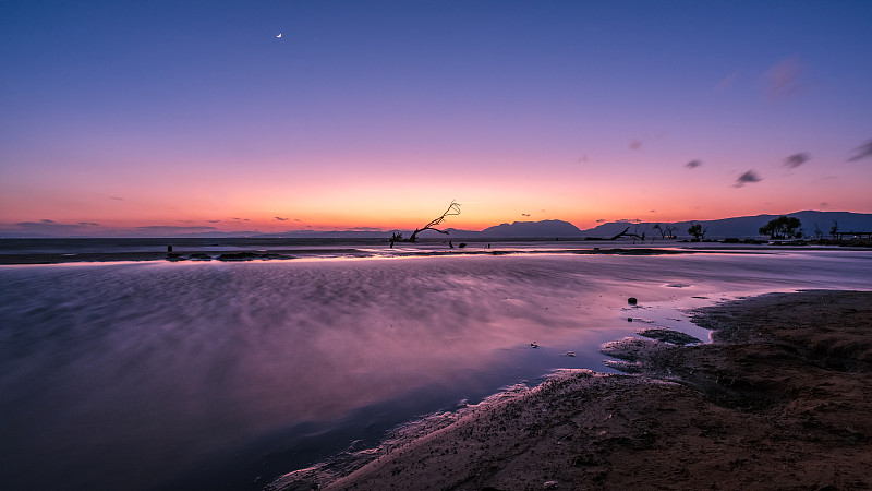 日落后的昆明滇池王官湿地公园沙滩边图片下载