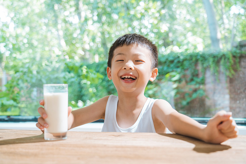 小男孩在喝牛奶图片素材