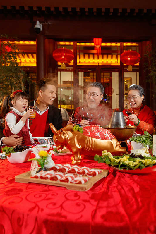 春节东方家庭在中式庭院内聚餐图片下载