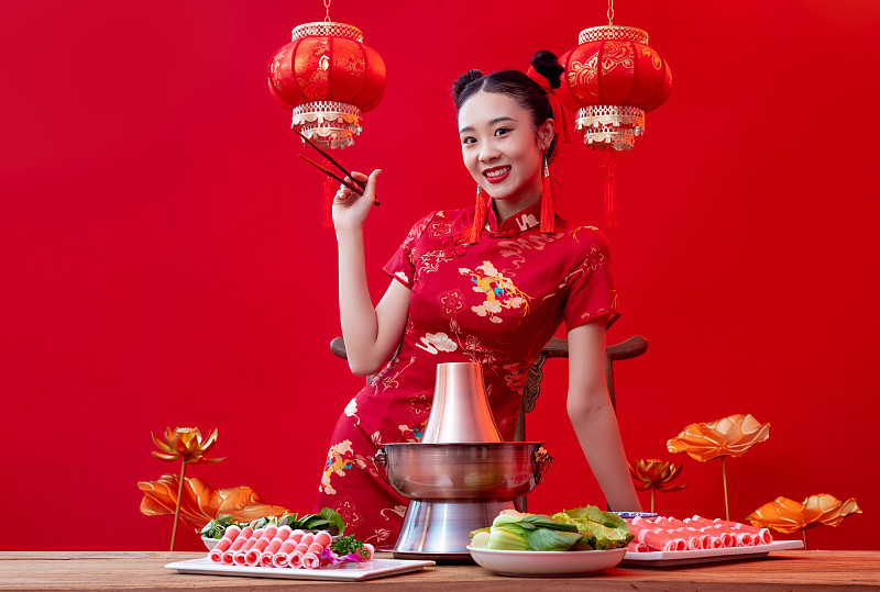 国潮美少女和中国传统食品图片下载