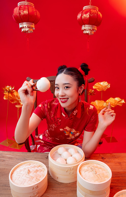 国潮美少女和中国传统食品图片下载