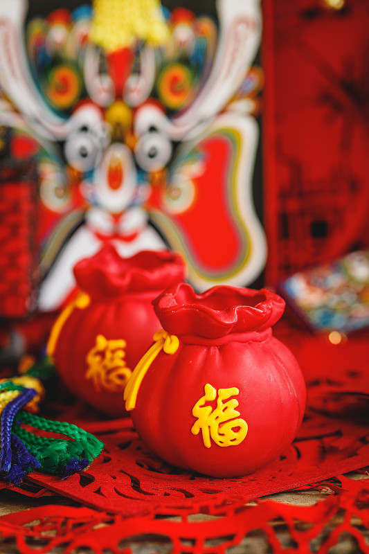 印有福字的春节红色福袋图片下载