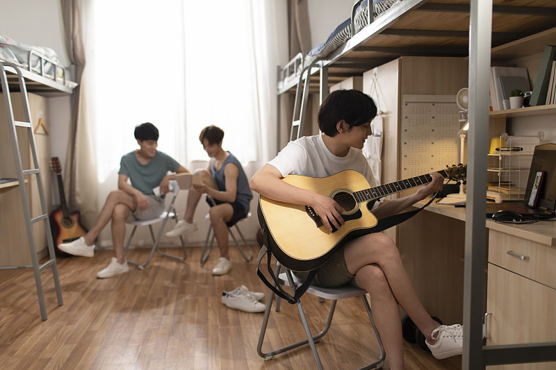 年轻大学生在宿舍弹吉他图片下载