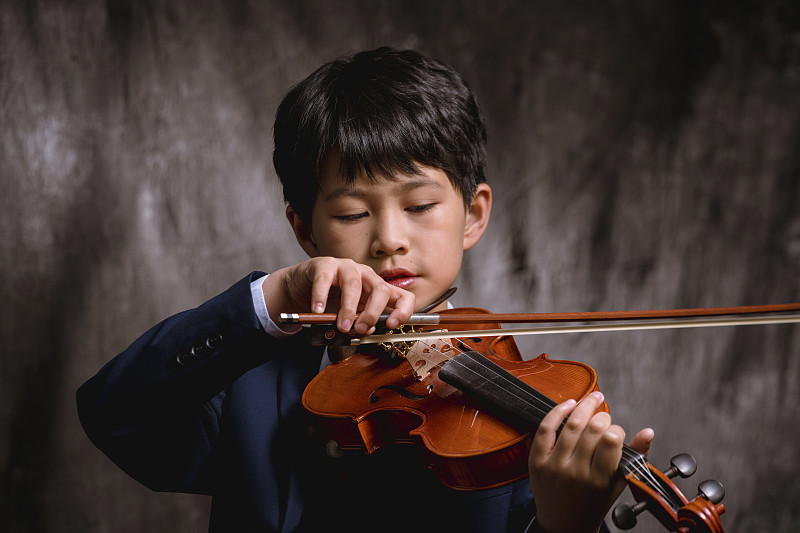 拉小提琴的孩子图片下载