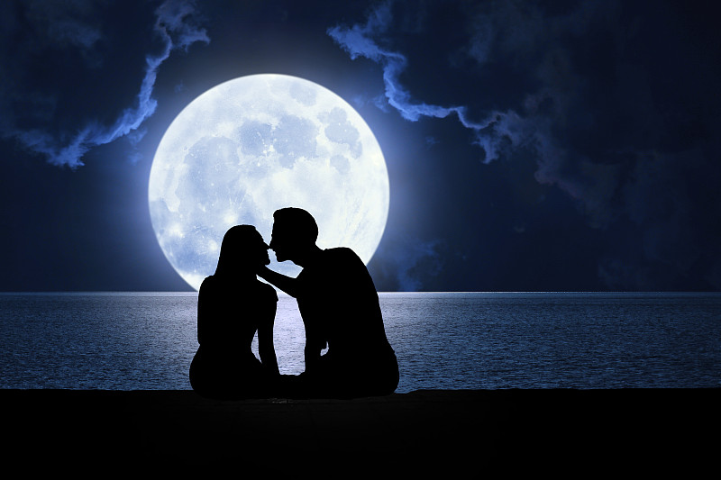 一对情侣赏月的图片图片