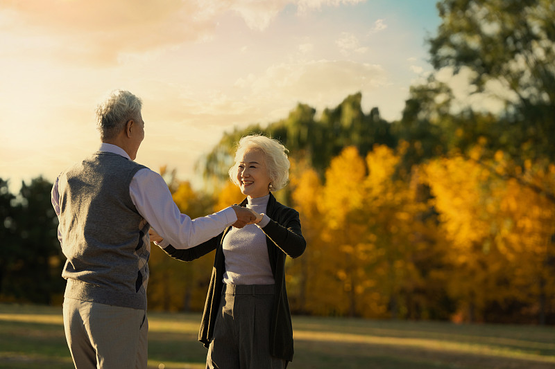 幸福的老年夫妇在户外跳舞图片下载