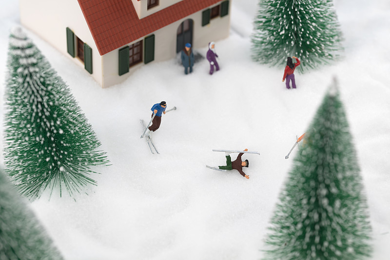 微缩创意雪天玩耍户外滑雪图片下载