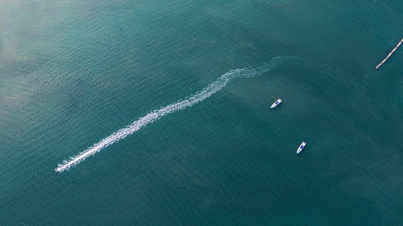航拍海洋上的滑板冲浪运动和划船图片下载