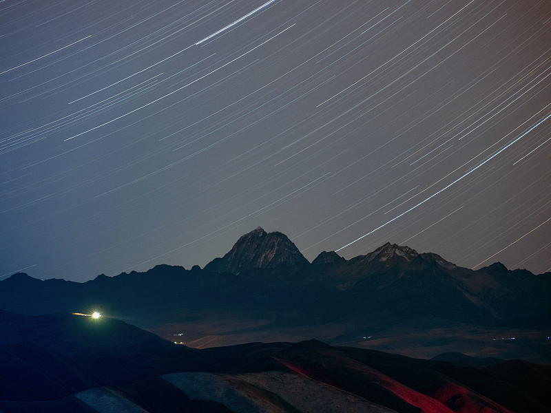 甘孜州新都桥镇拍摄雅拉雪山星轨图片下载