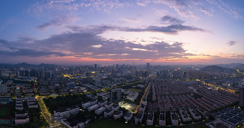 夏天日出时分朝霞下的浙江杭州滨江城市建筑航拍图片下载