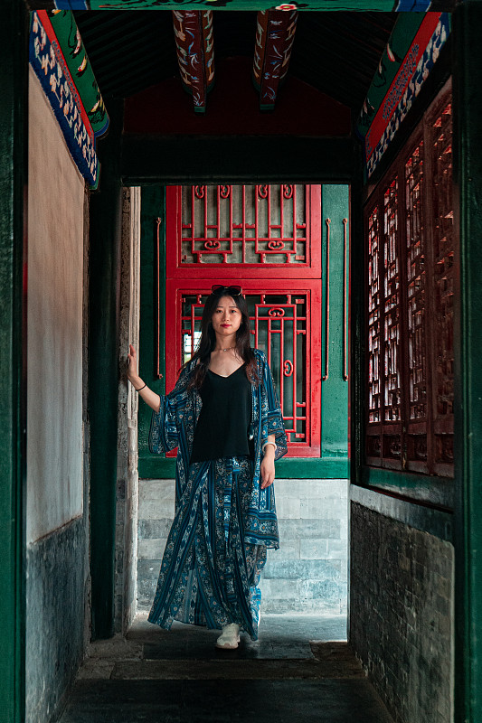 古装美女在北京恭王府拍摄肖像照片摄影图片下载