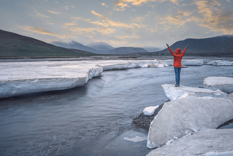 新疆冰面上欢呼的人图片下载