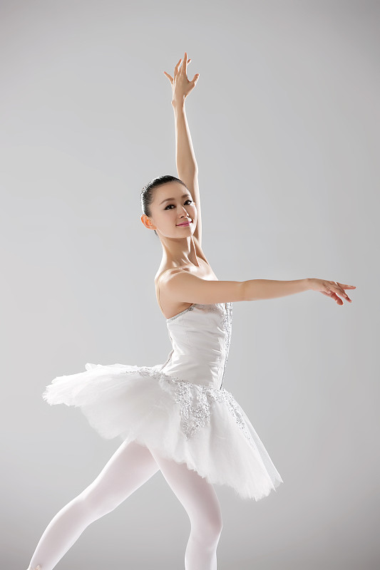 青年女人跳芭蕾舞图片下载