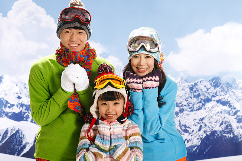 东方家庭在滑雪场图片下载