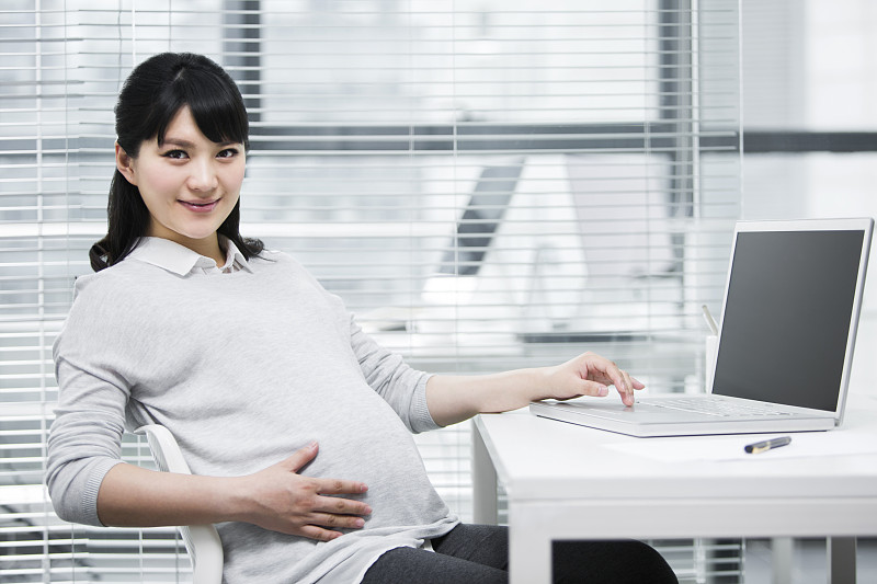 怀孕的商务女士在办公室图片下载