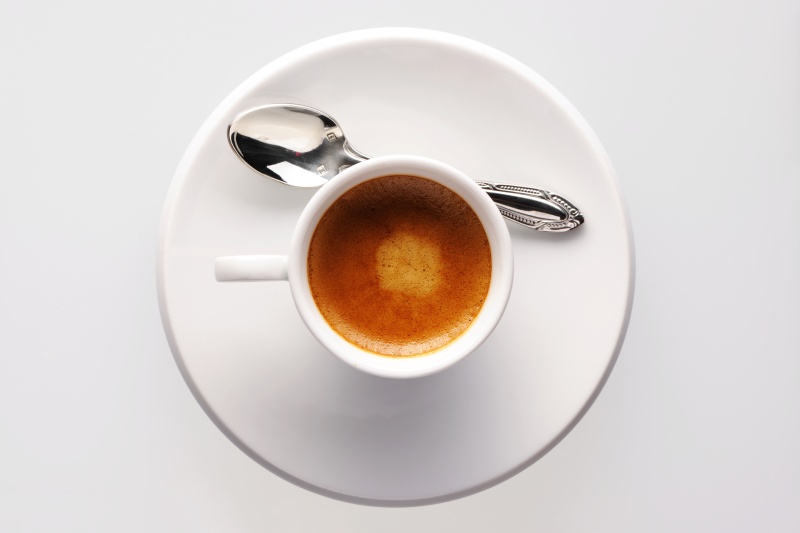 一杯咖啡放在茶托上图片素材