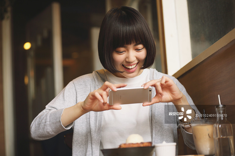 一个年轻的日本女人在东京市中心的咖啡馆里图片下载