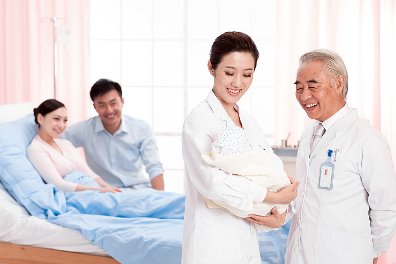 医生在病房抱着婴儿图片下载