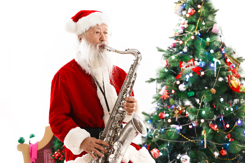 一个穿着圣诞服的老人在吹萨克斯图片下载