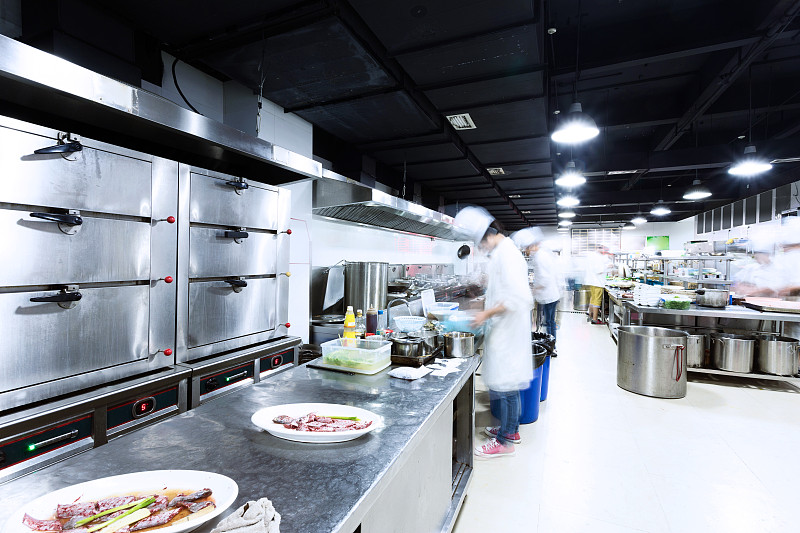 modern kitchen and busy chefs图片素材
