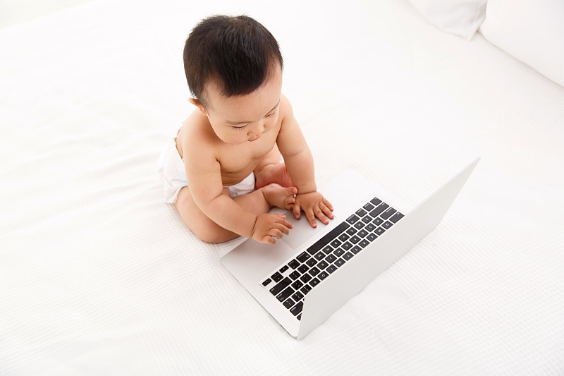 可爱婴儿看电脑图片下载