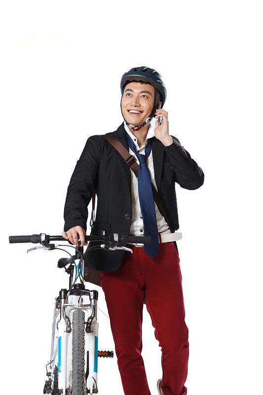 青年男人骑自行车打电话图片下载