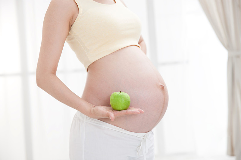 孕妇拿着青苹果图片下载