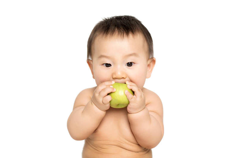 东方儿童吃苹果图片下载