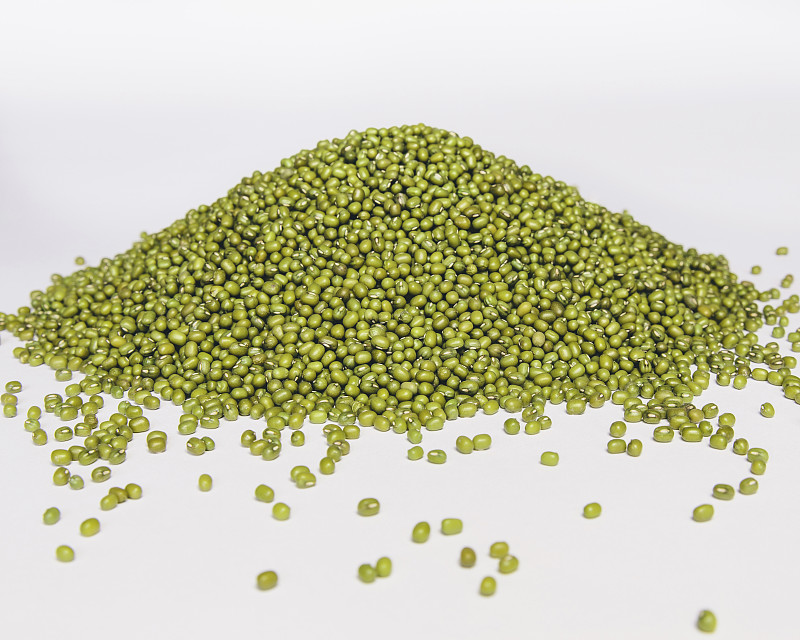 绿豆，也被称为绿克或金克，原产于印度。堆在白色的背景上。图片下载